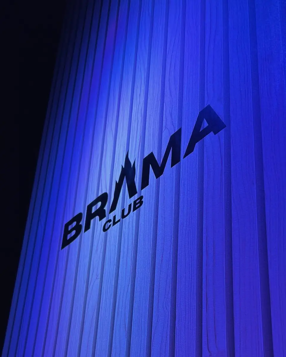 Letrero de Brama Club con luz azul