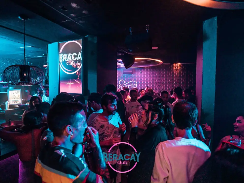 Entrada de Beracay Club con su letrero de neón